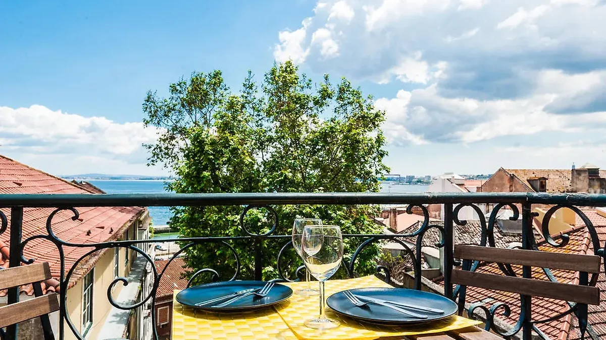 Apartamento de alojamento local com varanda em Lisboa, exemplo da calculadora de impostos de alojamento local