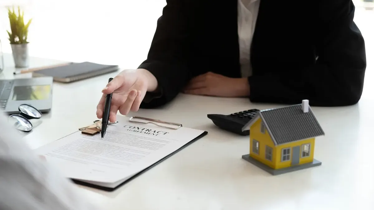 Assinatura de escritura de compra de casa num notário, exemplo da calculadora de IMT e Imposto de Selo