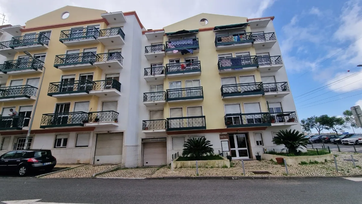 Edifício de apartamentos arrendados visto da rua, exemplo da calculadora de rentabilidade de arrendamento