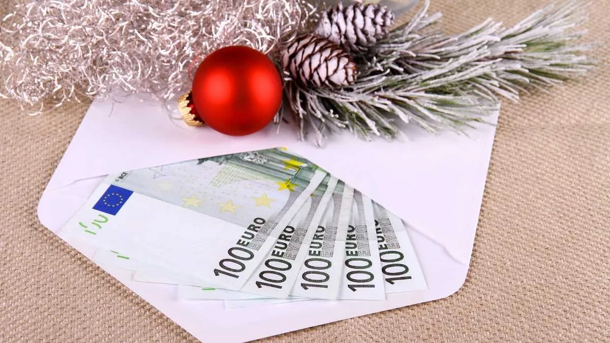 Envelope com o subsídio de Natal junto a decorações de dezembro, exemplo da calculadora de subsídio de Natal