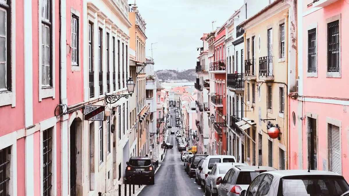 Prédios de apartamentos numa rua residencial de Lisboa, ferramentas de habitação e crédito