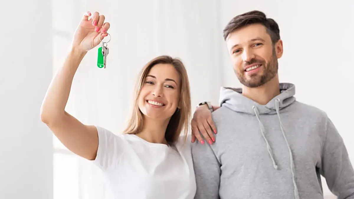 Entrega das chaves de uma casa nova a um casal, exemplo do simulador de crédito habitação