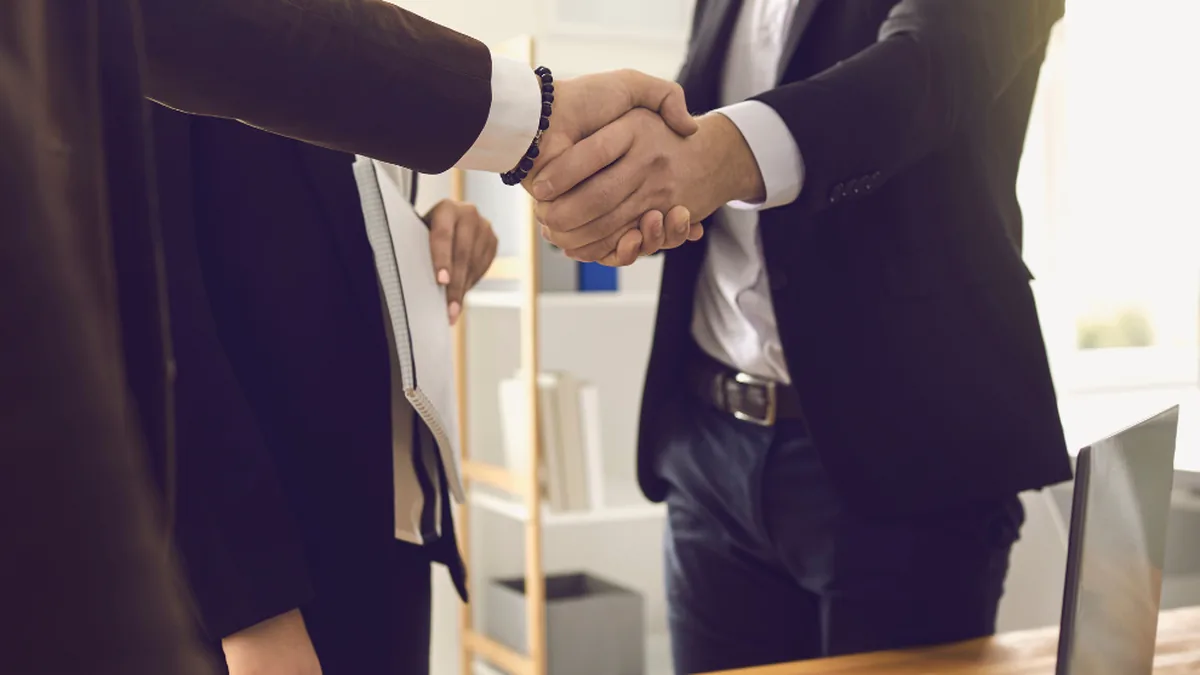 Trabalhador e empregador a rever um contrato de trabalho, exemplo do simulador de Segurança Social