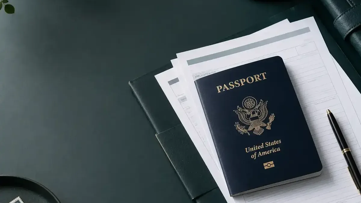 Passaporte e documentos de viagem sobre uma secretária, contexto de identificação fiscal do validador de NIF