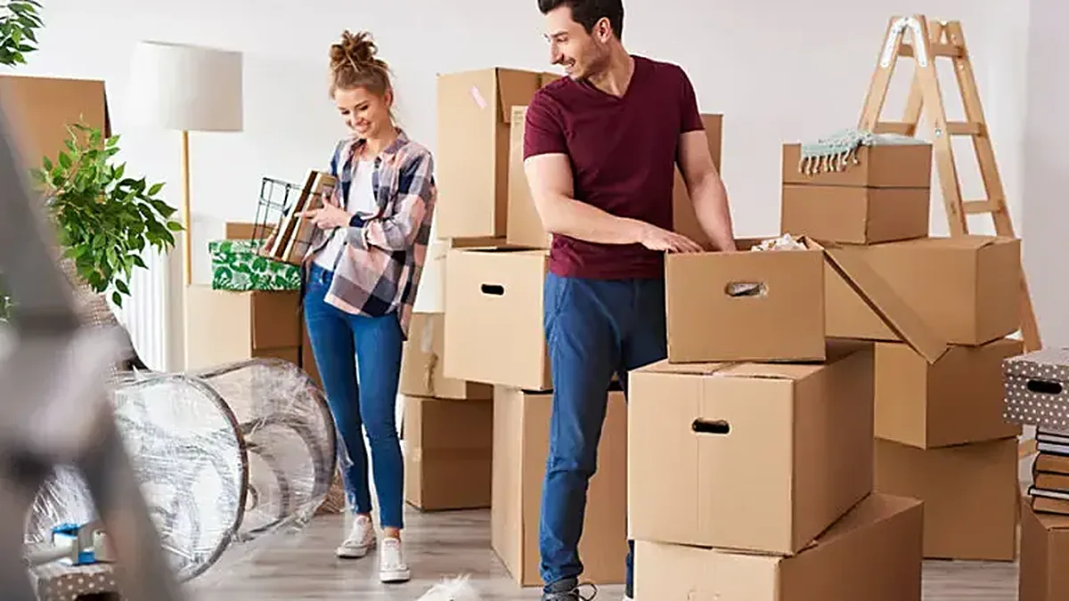 Jovem a mudar-se para um apartamento arrendado com caixas de mudança, exemplo do verificador Porta 65 Jovem